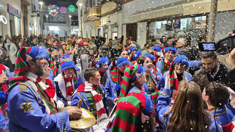 El pasacalles previo al preg&oacute;n anim&oacute; las calles de un primer d&iacute;a de Carnaval que comenz&oacute; pronto