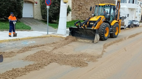 Comienza la limpieza del paseo mar&iacute;timo y zonas cercanas afectadas por las borrascas