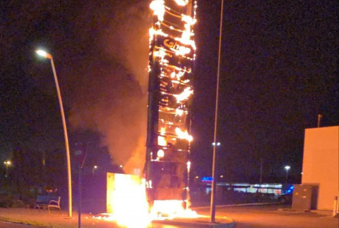 Arde el t&oacute;tem luminoso de la gasolinera BP de la entrada a Rota