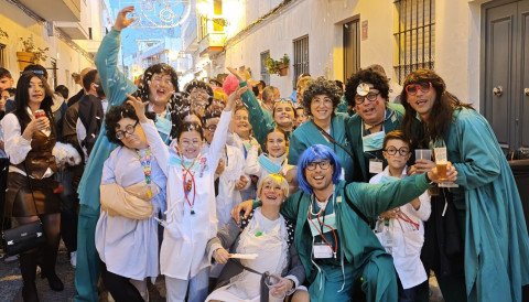 Los disfraces llenan el centro de Rota en un s&aacute;bado de Carnaval en el que brill&oacute; el sol, el ingenio y el buen ambiente