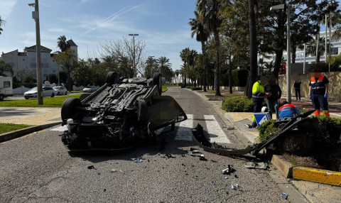 Dos heridos con pron&oacute;stico reservado al salirse su veh&iacute;culo de una v&iacute;a de  Costa Ballena