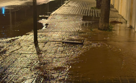 Una incidencia en la red general de agua provoca una importante p&eacute;rdida de caudal por la avenida de la Libertad