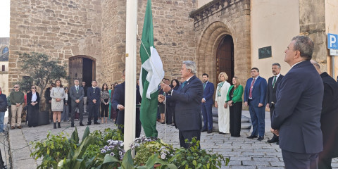 El izado de la bandera de Andaluc&iacute;a marca el inicio de celebraci&oacute;n del 28F en Rota