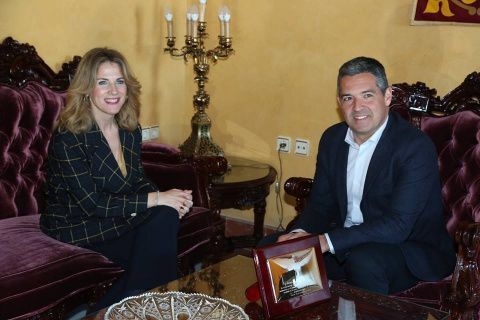 La delegada del Gobierno departiendo con el alcalde