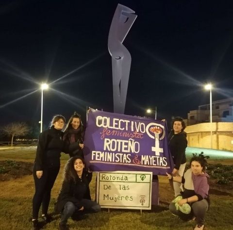 Miembros del Colectivo Feminista en la rotonda "de las mujeres"
