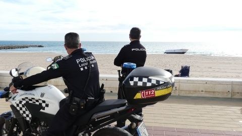 Dos polic&iacute;as desde el paseo frente a la embaraci&oacute;n interceptada