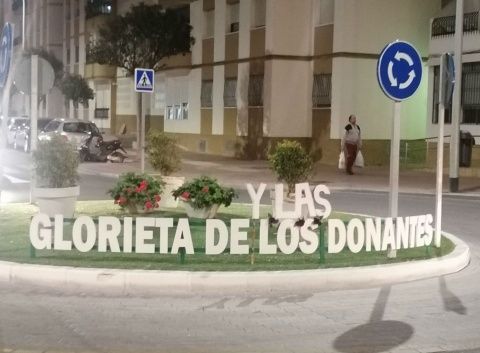 Han a&ntilde;adido "y las" a la glorieta de los donantes