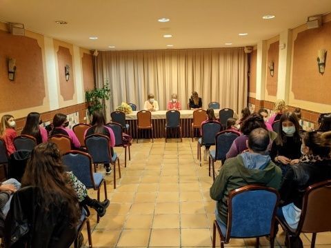 Encuentro entre la periodista y las alumnas de competición