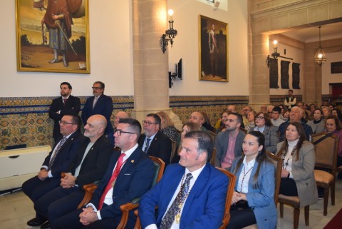 Miembros de la Hermandad de los Dolores y asistentes al acto de esta tarde en el Castillo de Luna