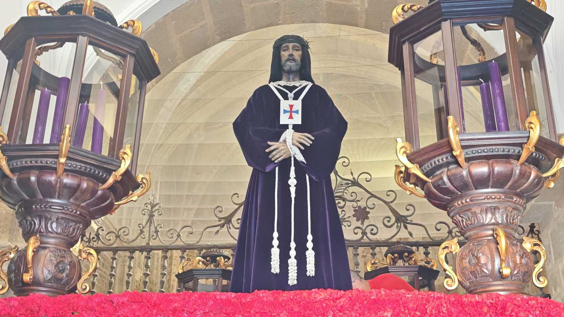 Jes&uacute;s Cautivo espera en la iglesia de la O para su salida de Martes Santo