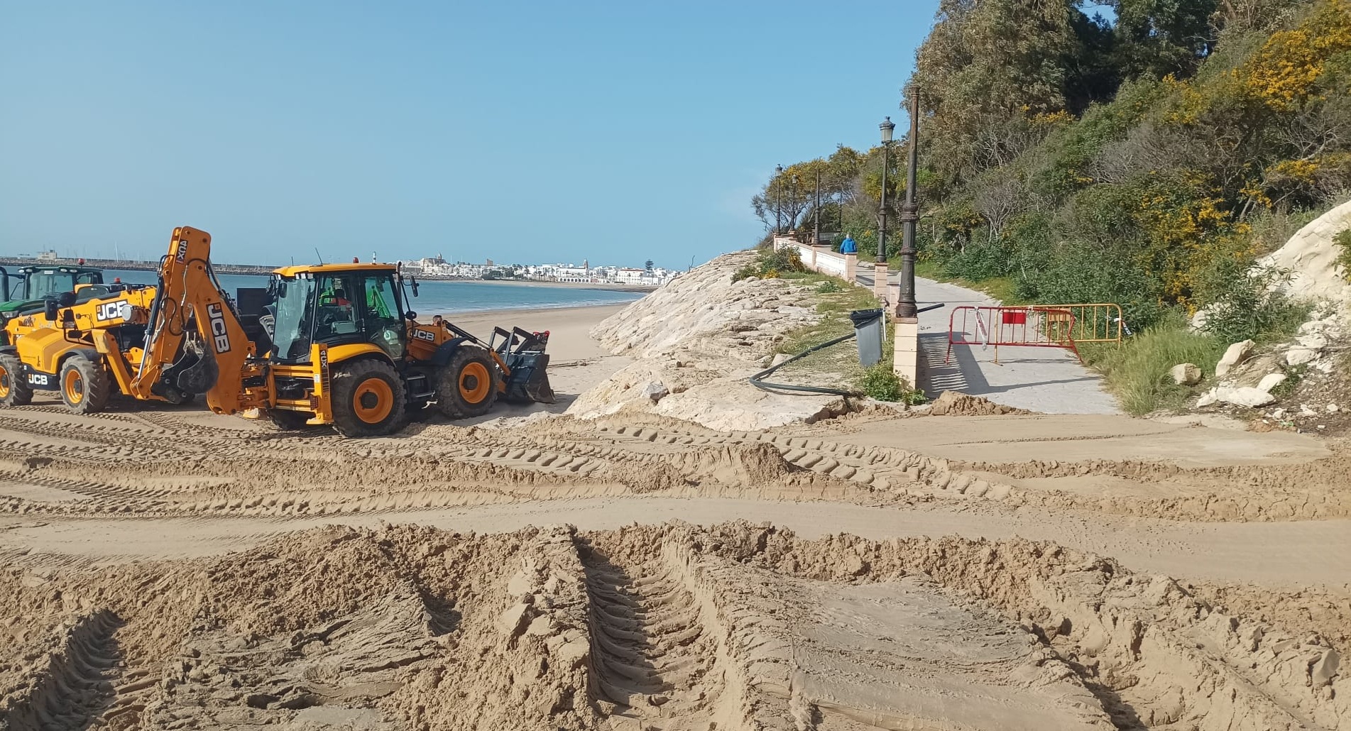 Playas comienza a reparar los da&ntilde;os en el acceso de Galeones