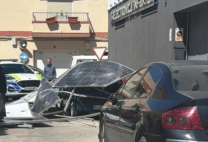 El fuerte viento arranca unas placas solares y provocan da&ntilde;os en un veh&iacute;culo estacionado