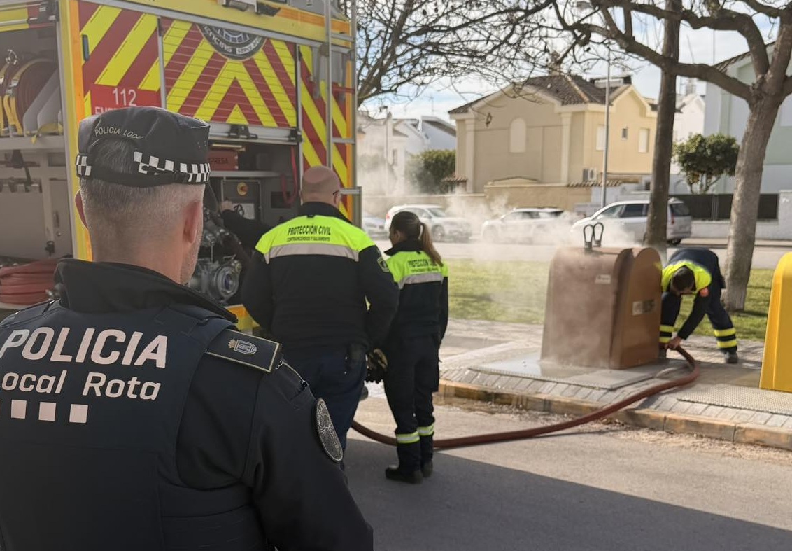 Incendio en un contenedor de basura en la calle Playa Ballena