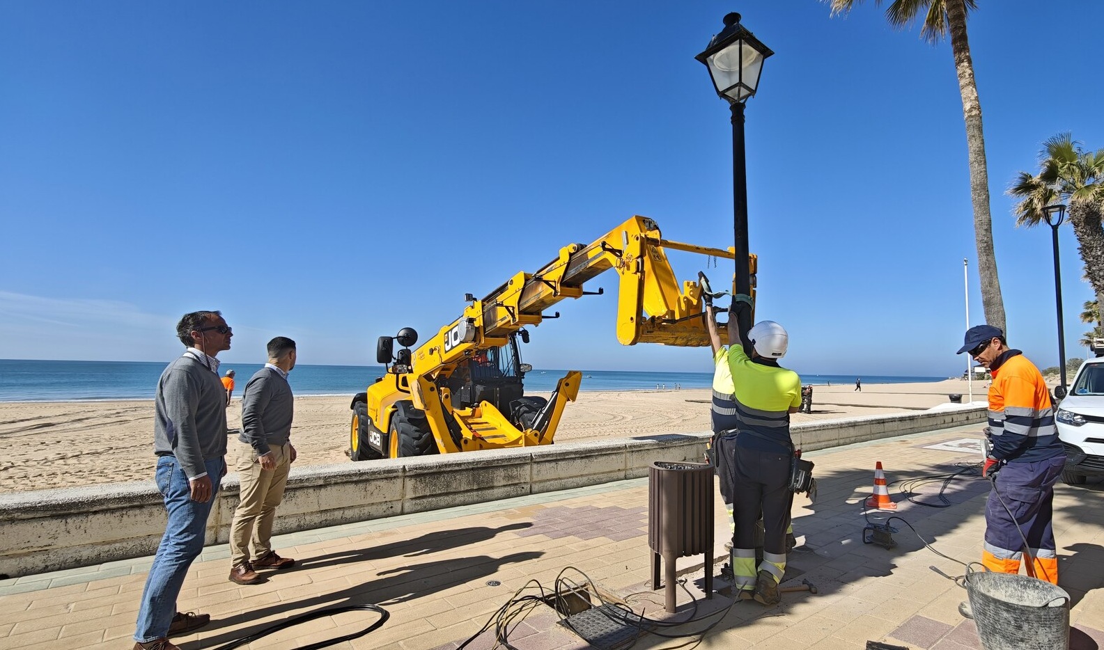 El paseo mar&iacute;timo de la Costilla mejora su iluminaci&oacute;n con nuevas farolas m&aacute;s eficientes
