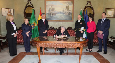 El alcalde de Rota recibe al embajador de Estados Unidos en Espa&ntilde;a