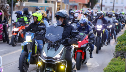 La vuelta tur&iacute;stica permiti&oacute; ver cientos de motos por las calles de Rota