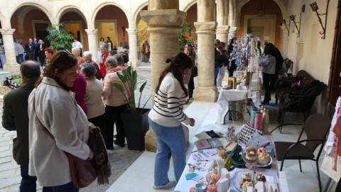 El patio del Castillo de Luna acoge este fin de semana una muestra de artesan&iacute;a rote&ntilde;a