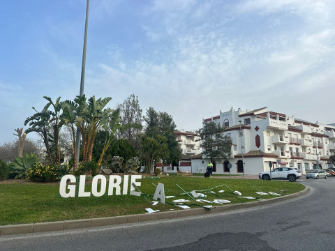 Amanece destrozado el r&oacute;tulo de la rotonda  dedicada al piloto Marcos Garrido