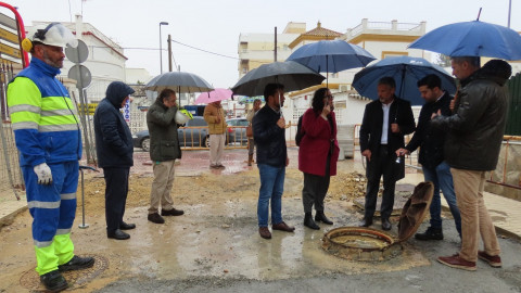 El alcalde de Rota visita las obras de mejora del saneamiento en la calle &Eacute;cija