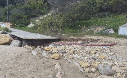 Vecinos de la zona de Galeones piden al Ayuntamiento que no olvide este tramo de playa y paseo