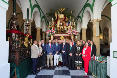 El alcalde de Rota desea una buena estaci&oacute;n de penitencia a la Veracruz en su visita institucional