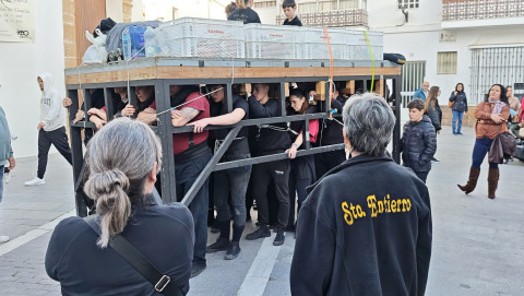 El XVI Ensayo Solidario del Santo Entierro recoge unos 450 kilos de comida para C&aacute;ritas