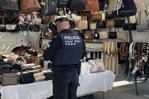 Polic&iacute;a Local intervino en el mercadillo casi una veintena de bolsos falsificados
