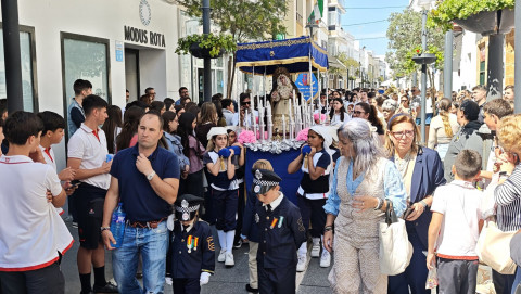 El centro se llena para ver la particular procesi&oacute;n de Viernes de Dolores de los Salesianos
