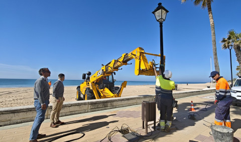 El paseo mar&iacute;timo de la Costilla mejora su iluminaci&oacute;n con nuevas farolas m&aacute;s eficientes