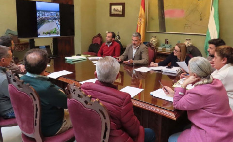 El alcalde  presenta a los propietarios de garajes de La Cantera el proyecto de remodelaci&oacute;n de la plaza