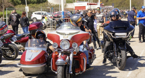 Comienza la concentraci&oacute;n de motos con los aficionados llegando al recinto ferial