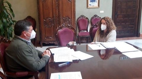 La concejal de Vox con el delegado de Hacienda