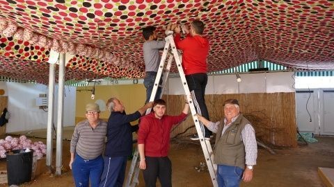 Los socios trabajan en las casetas