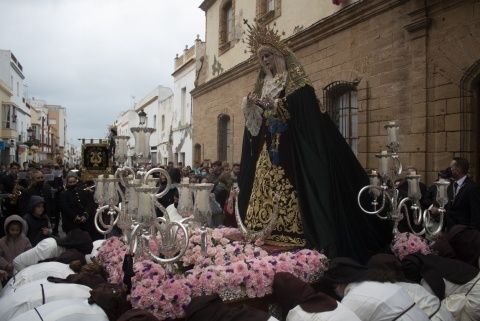 La virgen en su salida antes de la lluvia