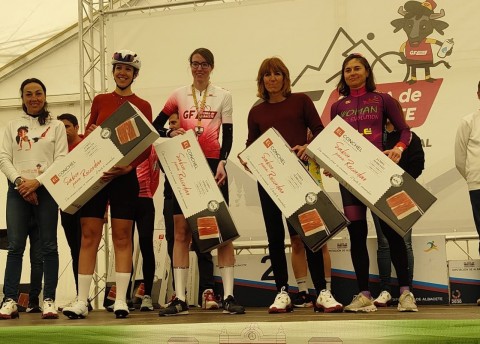 La ciclista con el resto de clasificados