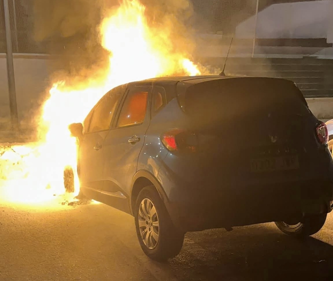 Incendio en un coche aparcado en la explanada del mercadillo