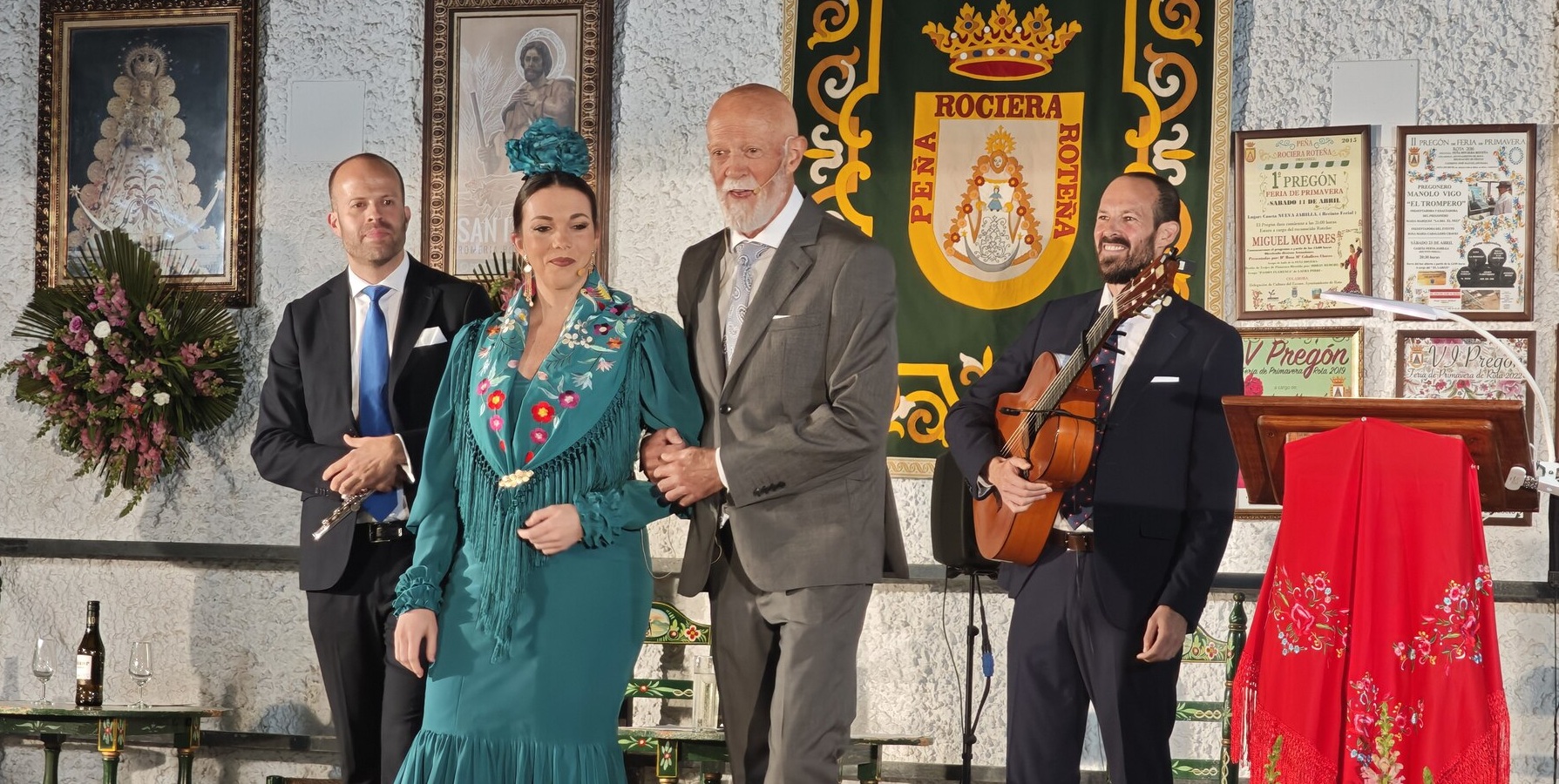 Antonio Bernal pregona una Feria de Primavera de Rota entre cante y baile por sevillanas