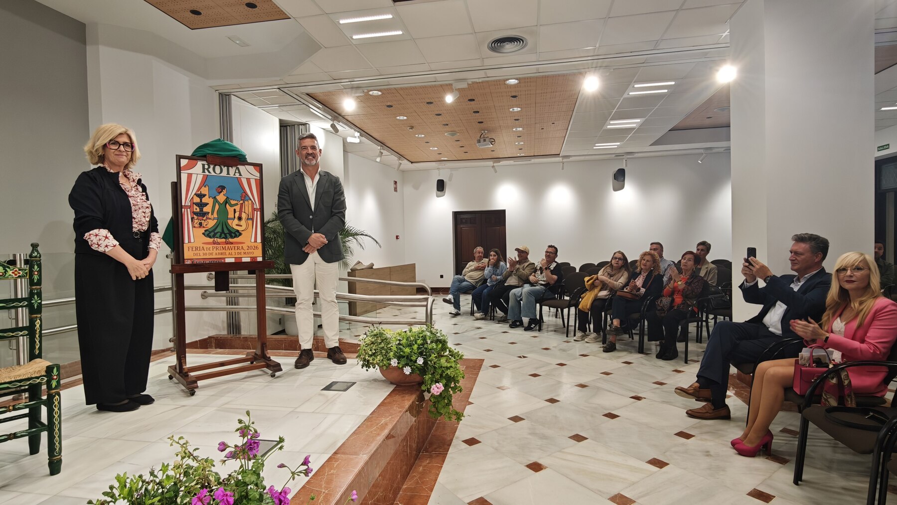 Una flamenca en un entorno con gui&ntilde;os locales anuncia la Feria de Primavera de Rota 2026