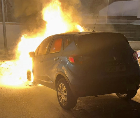 Incendio en un coche aparcado en la explanada del mercadillo