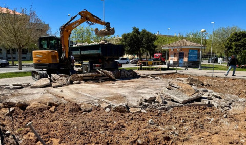 En marcha la renovaci&oacute;n del parque infantil de la avenida de la P&oacute;lvora
