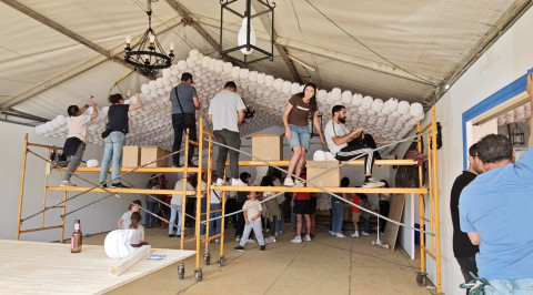 Socios y pe&ntilde;istas preparan las casetas para la Feria de Primavera 2026