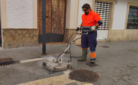 El Ayuntamiento activa un plan de limpieza especial para retirar la cera de la calzada tras la Semana Santa