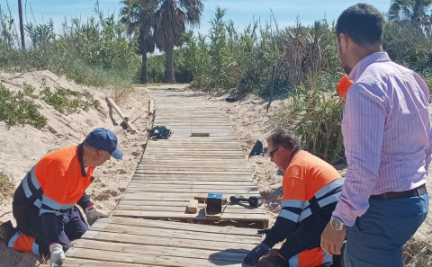 El Ayuntamiento repara los accesos en las playas de las zonas de Peginas y Aguadulce