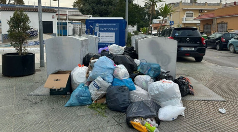 La aver&iacute;a de dos camiones provoca la acumulaci&oacute;n de basuras en muchos puntos de Rota