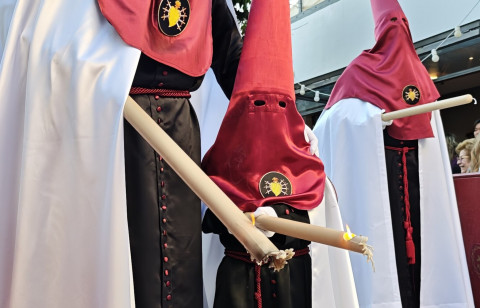 Polic&iacute;a Local pide extremar la precauci&oacute;n en estos d&iacute;as para evitar accidentes debido a la cera de cirios en la calzada