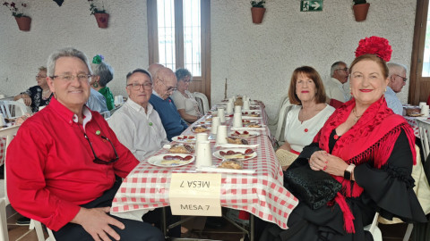 Los mayores disfrutan de su almuerzo de feria en la caseta "Nueva Jarilla"