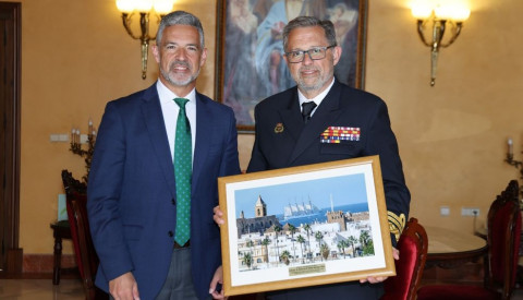 El alcalde de Rota se despide del almirante jefe de la Base de Rota y el Arsenal de C&aacute;diz