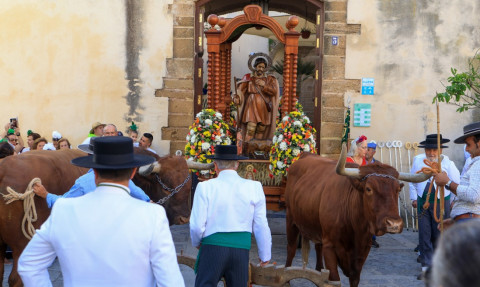 San Isidro inicia su camino hacia los pinares donde se celebra la romer&iacute;a en su honor