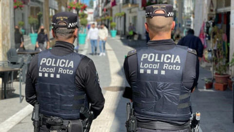 La Polic&iacute;a Local de Rota refuerza la atenci&oacute;n a personas vulnerables con la campa&ntilde;a "Velamos por nuestros mayores"