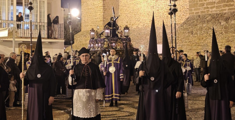 Jes&uacute;s de la Salud y la virgen de la Caridad solemnes en un Mi&eacute;rcoles Santo de respeto